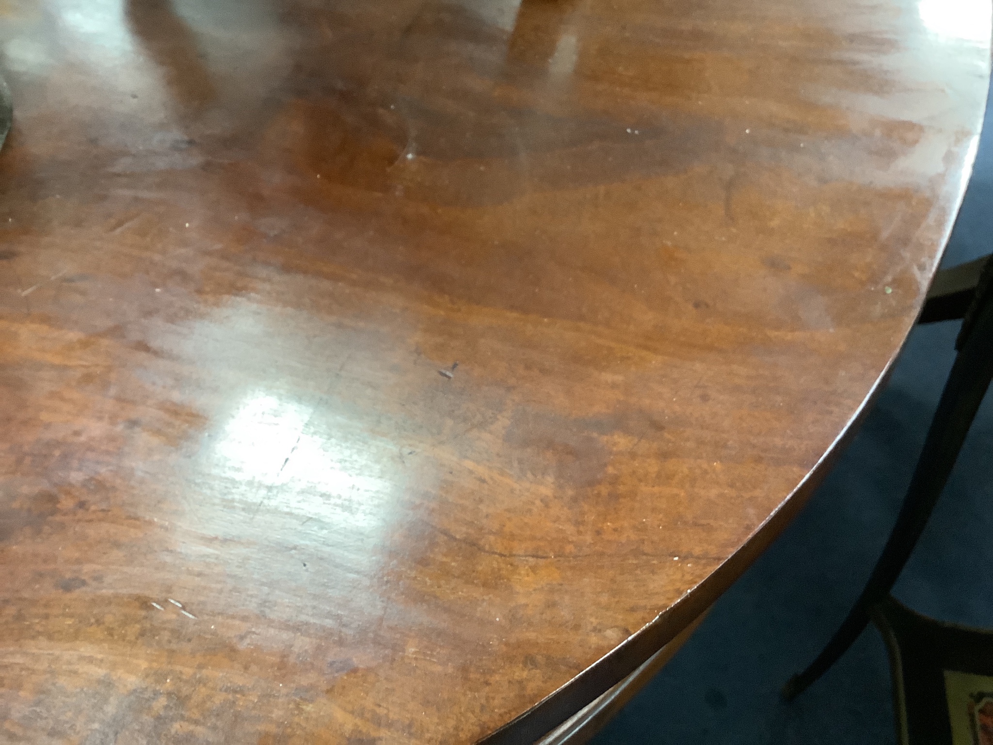 A William IV mahogany kidney shape table. W-150, D-180, H-72cm.